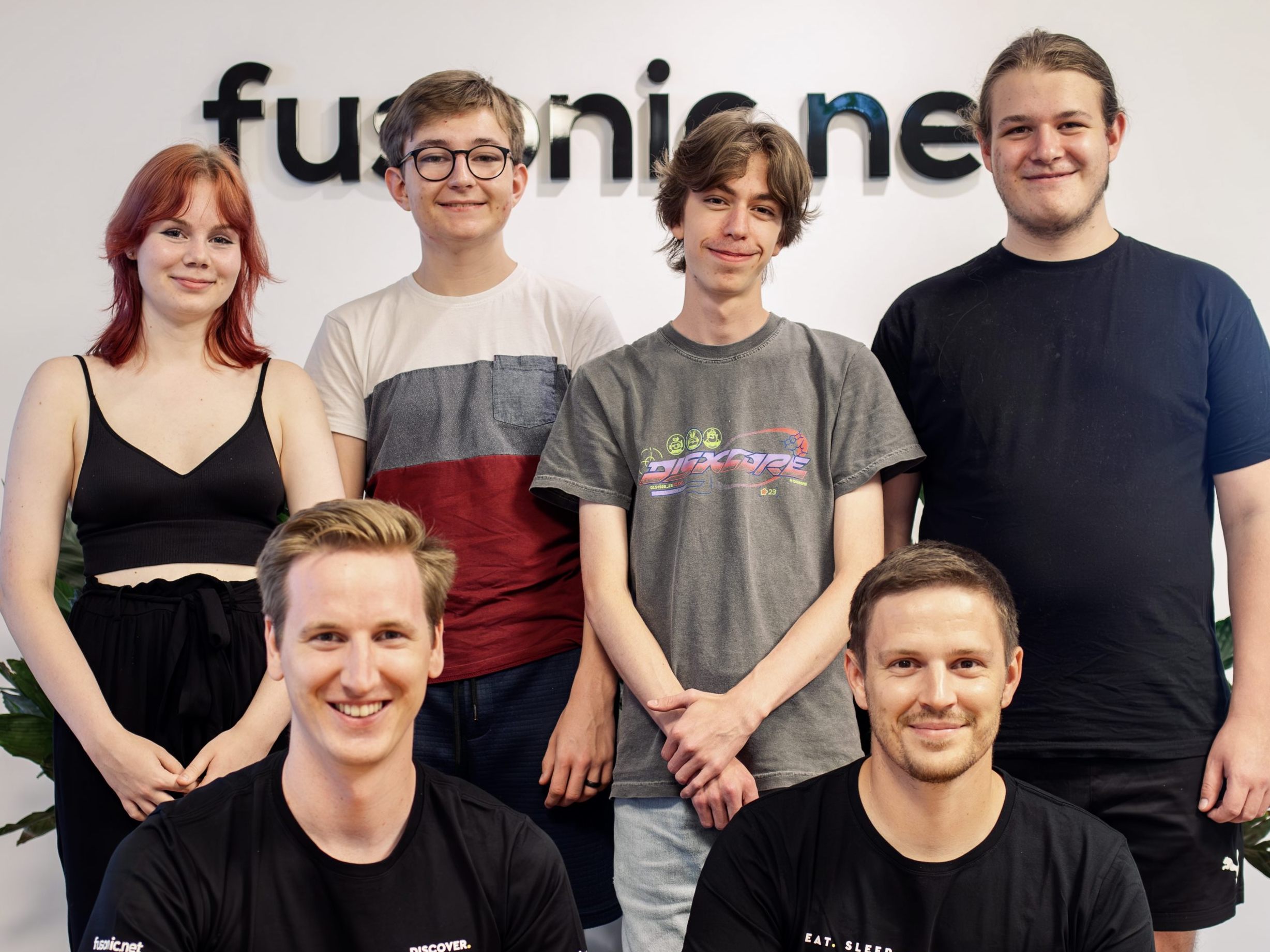 Das Team der HAK-Bregenz mit seinen Mentoren von Fusonic (von links): Melanie Wolf, Felix Bischof, Patrick Müller und Simon Engl mit Daniel Öttl und Stefan Grasböck. Das Team der HAK-Bregenz mit seinen Mentoren von Fusonic (von links): Melanie Wolf, Felix Bischof, Patrick Müller und Simon Engl mit Daniel Öttl und Stefan Grasböck.