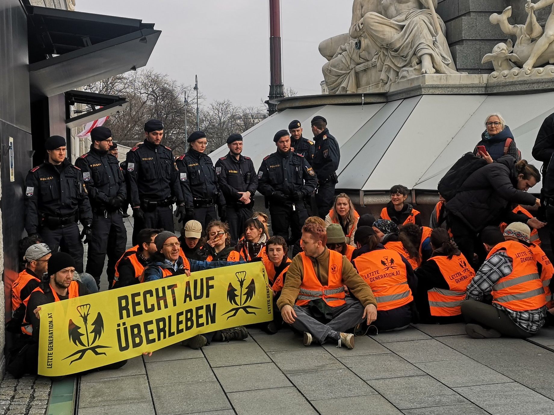 Der Parlamentszutritt ist nach einer Klebeaktion partiell gesperrt.