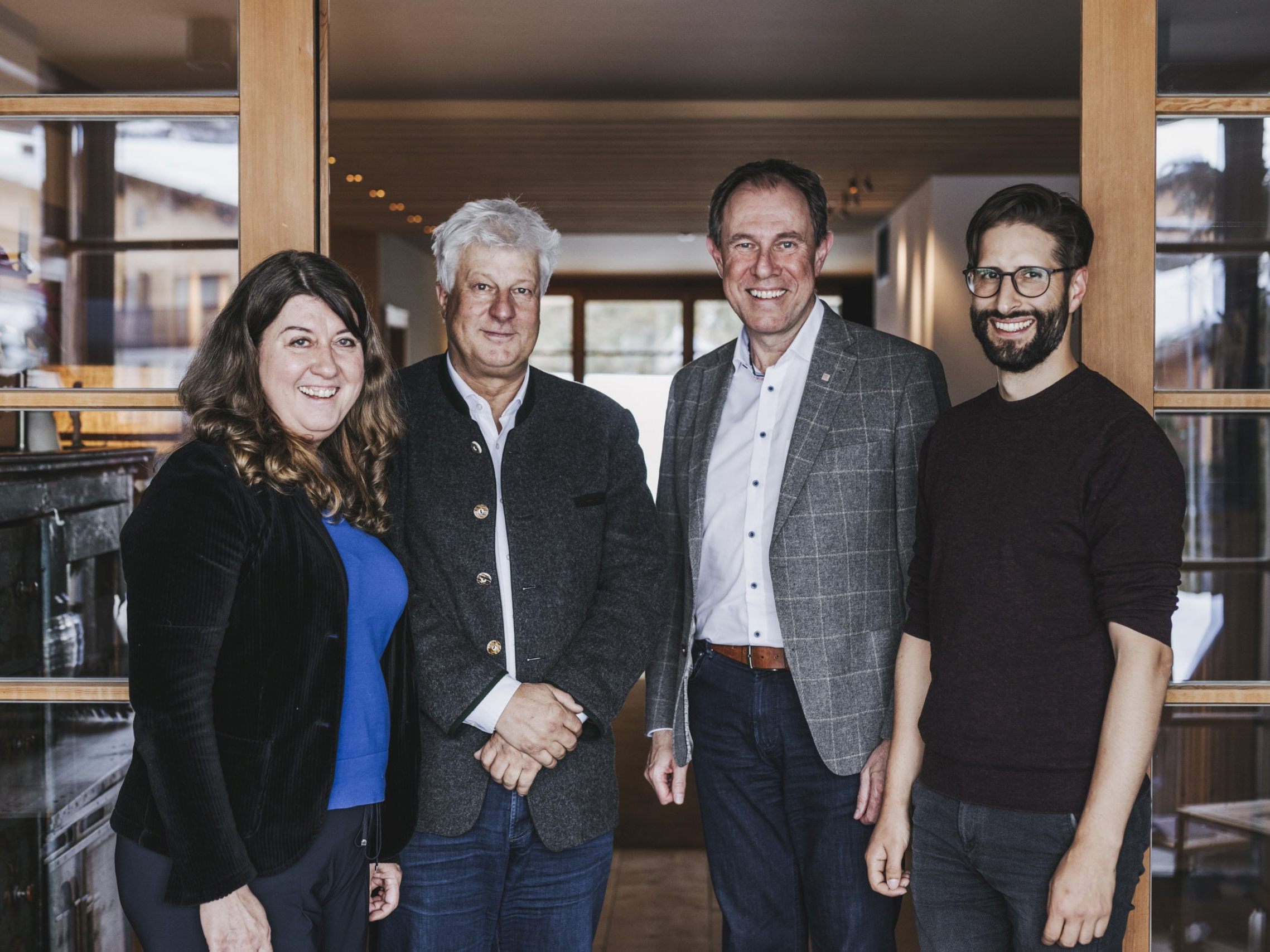 Annemarie Felder (GVA Koordinatorin), Bruno Strolz (Gastgeber des Alpina Lech), Christian Schützinger (Geschäftsführer Vorarlberg Tourismus) und Joachim Kresser (Bereichsleiter Entwicklung bei Vorarlberg Tourismus).