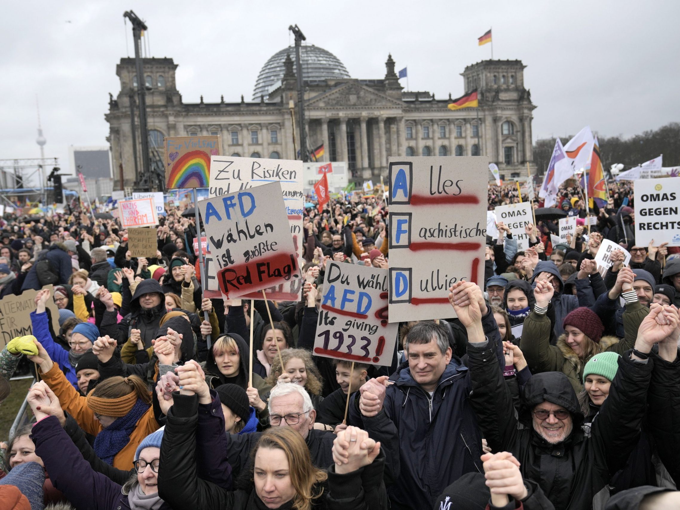 Seit gut drei Wochen gehen überall in Deutschland Zehntausende Menschen gegen rechts und gegen die AfD auf die Straße.