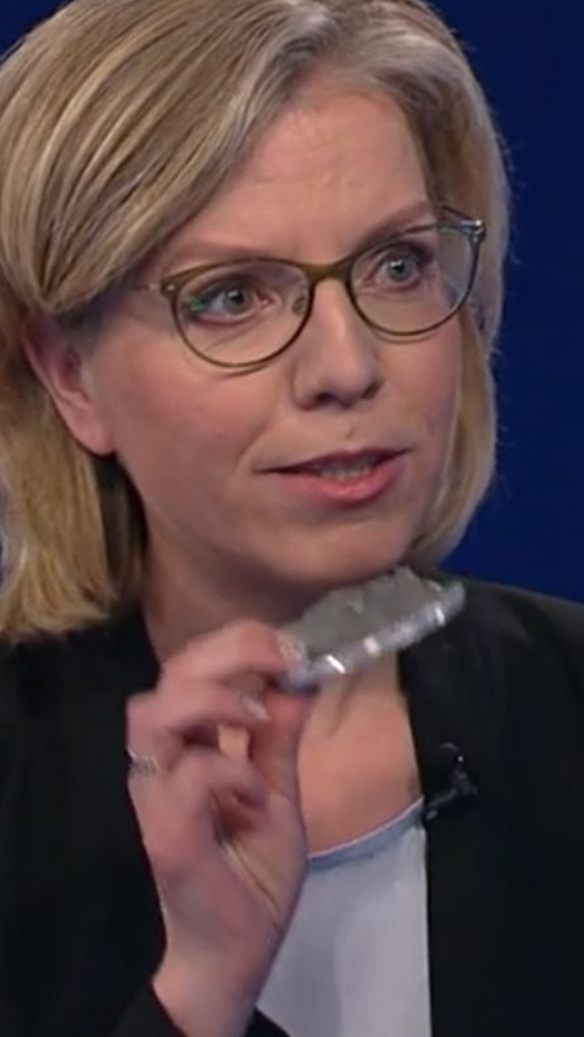 Gewessler mit Stück einer russischen Bombe in der ZIB 2 zum Thema Abhängigkeit von russischem Gas.