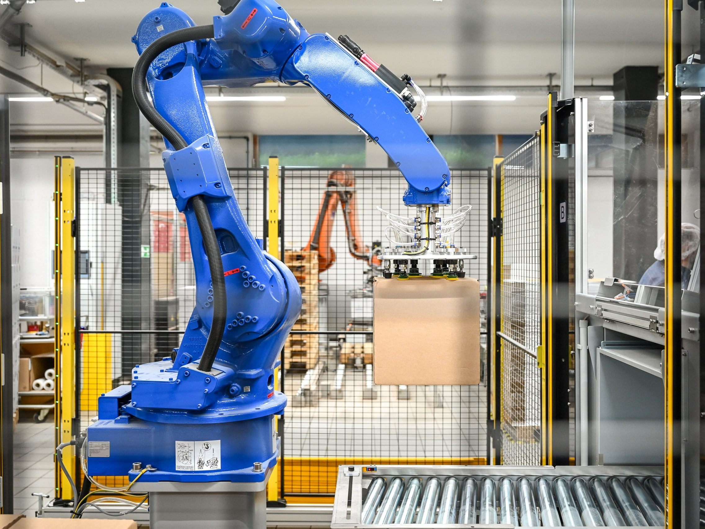 Hämmerle Kaffee sorgt mit neuen Robotern für mehr Effizienz, Flexibilität und Sicherheit bei den Fertigungslinien. Hämmerle Kaffee sorgt mit neuen Robotern für mehr Effizienz, Flexibilität und Sicherheit bei den Fertigungslinien.