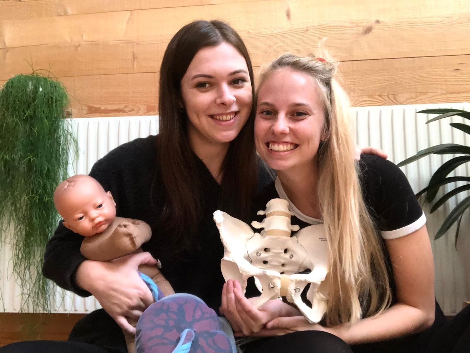 Die Kurse finden in Kooperation mit den Hebammen Alina und Sara Bereuter statt. Die Kurse finden in Kooperation mit den Hebammen Alina und Sara Bereuter statt.