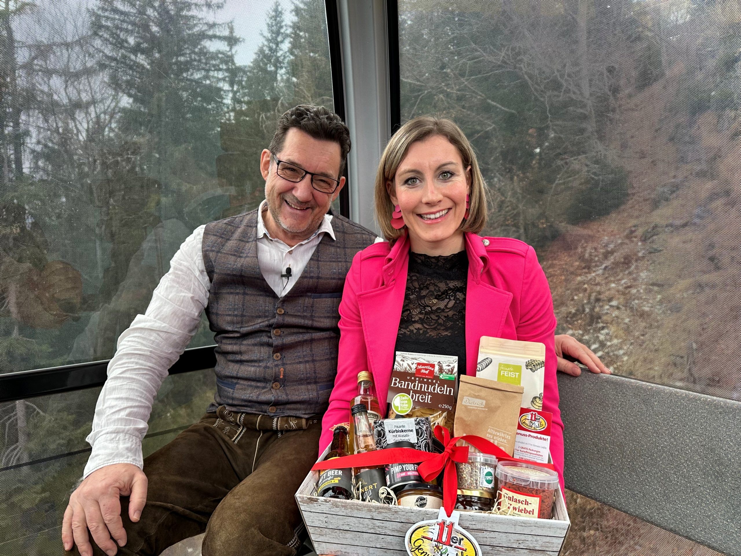 Heike Eder (r.) ist bei Andreas Seeburger (l.) in der TV-Gondel zu Gast und zeigt auf, wie man mit Handicap ein sehr erfülltes Leben haben kann. Heike Eder (r.) ist bei Andreas Seeburger (l.) in der TV-Gondel zu Gast und zeigt auf, wie man mit Handicap ein sehr erfülltes Leben haben kann.