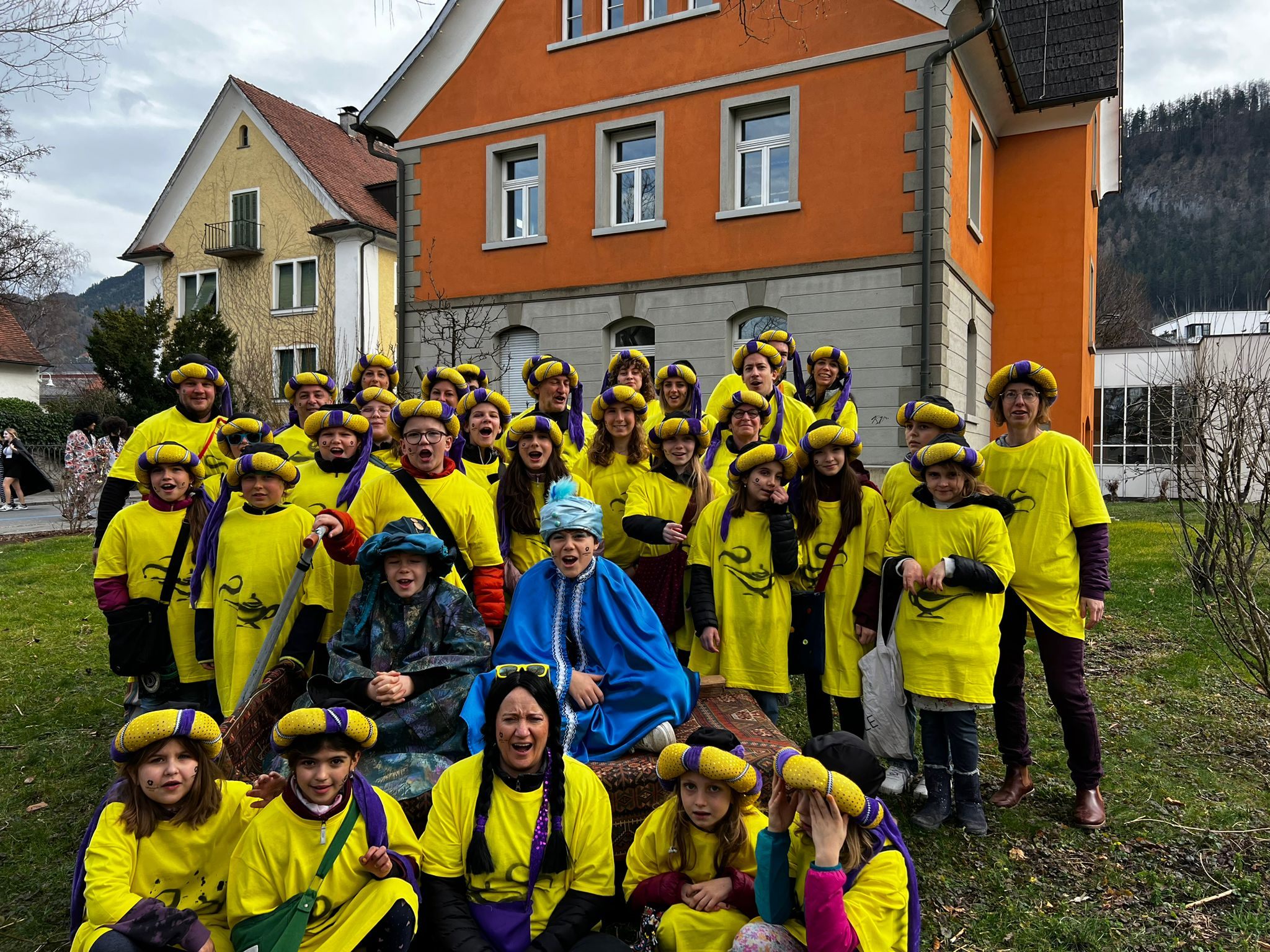 Die Spielkreis-Kids beim Umzug in Götzis. Die Spielkreis-Kids beim Umzug in Götzis.