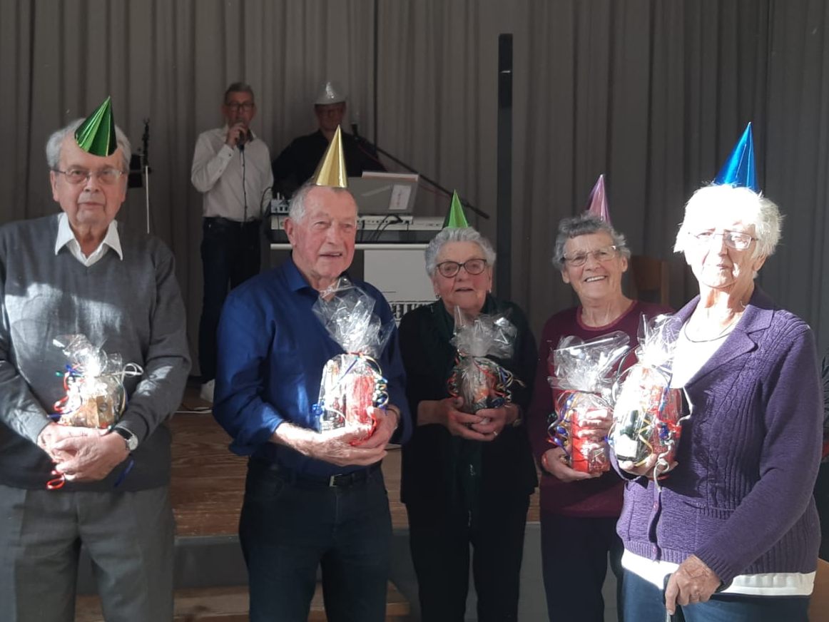 Die Über-Neunzigjährigen beim Faschingskränzle. Die Über-Neunzigjährigen beim Faschingskränzle.