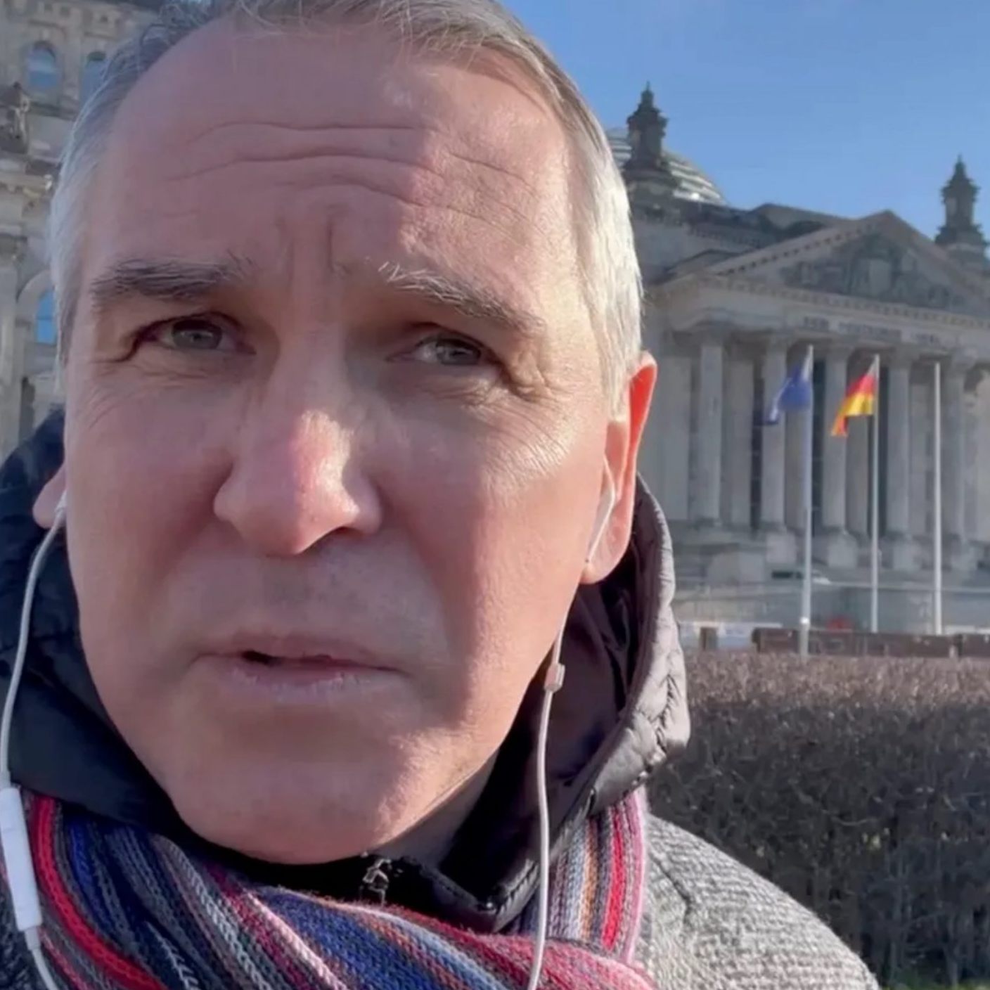 Wladimir Sergijenko, Mitarbeiter der AfD-Bundestagsfraktion in einem Video vor dem Reichstagsgebäude.