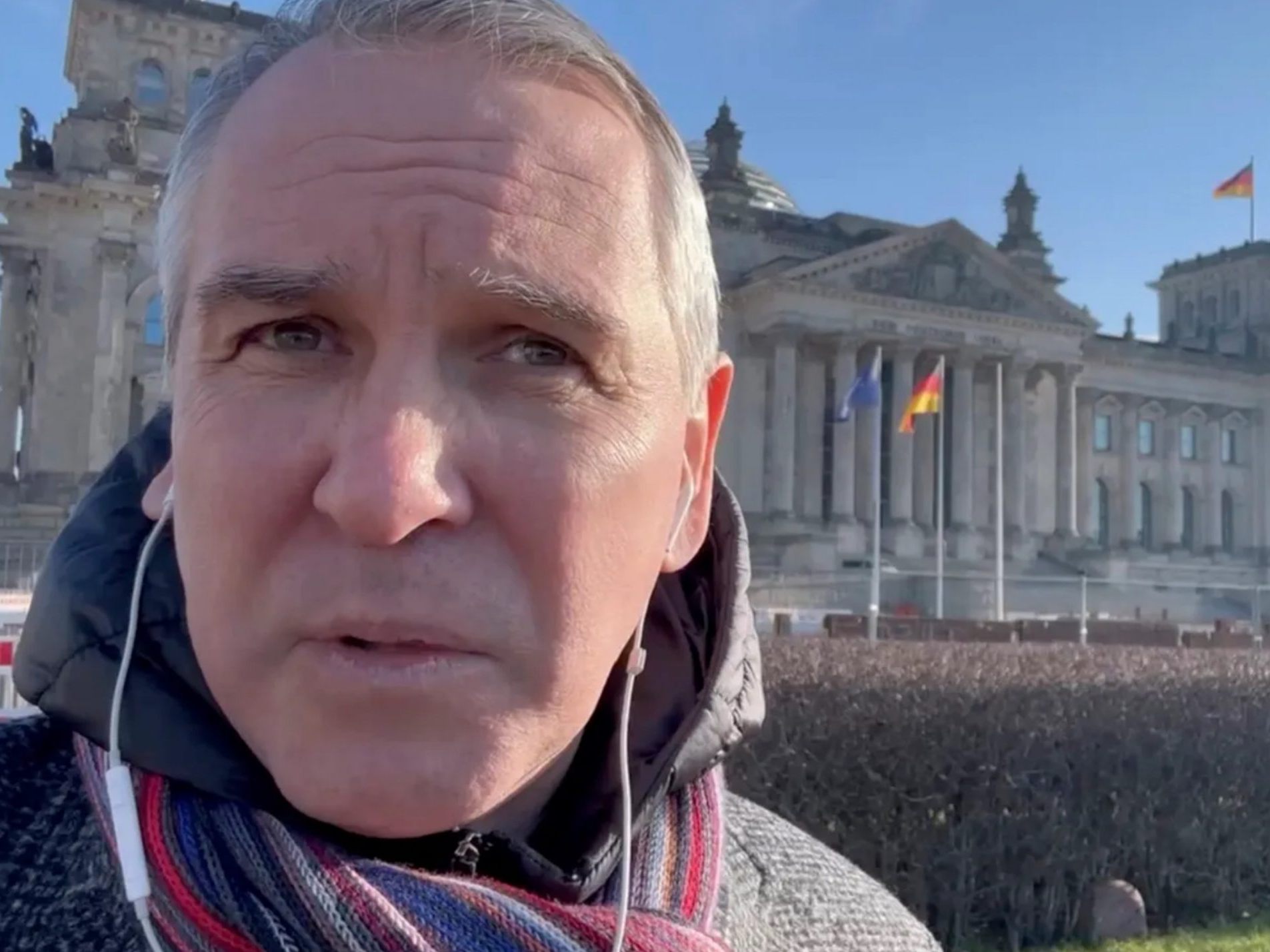 Wladimir Sergijenko, Mitarbeiter der AfD-Bundestagsfraktion in einem Video vor dem Reichstagsgebäude.