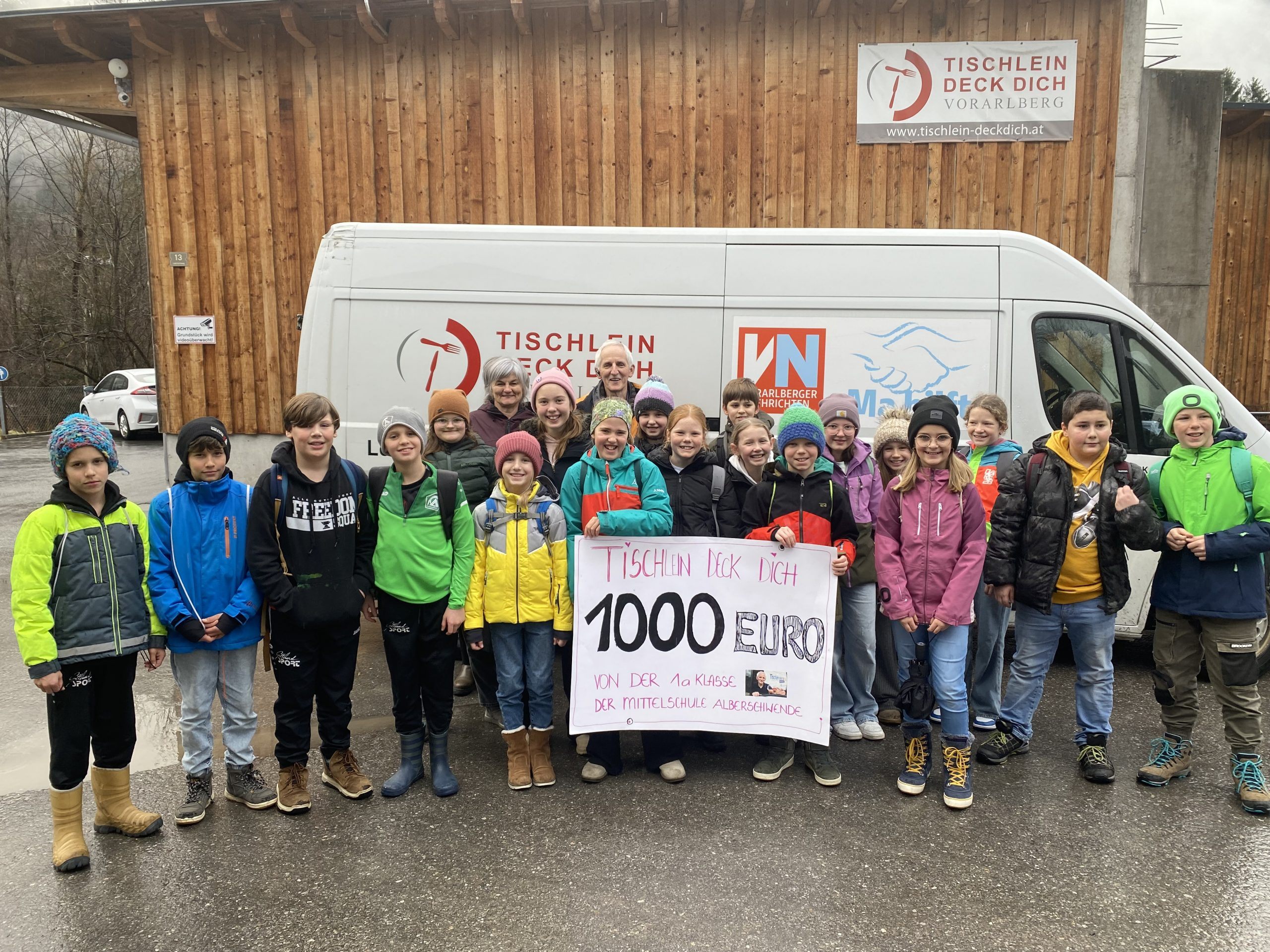 Schülerinnen und Schüler der 1a Klasse übergaben ihre Spende an Elmar Stüttler. Schülerinnen und Schüler der 1a Klasse übergaben ihre Spende an Elmar Stüttler.