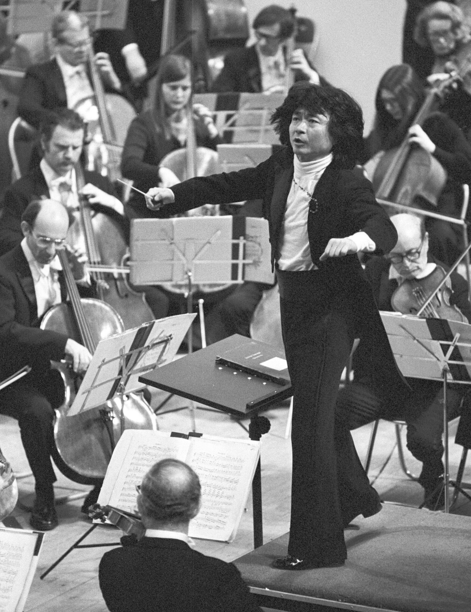 Seiji Ozawa dirigiert das Boston Symphony Orchestra in Fukuoka, Westjapan, März 1978.