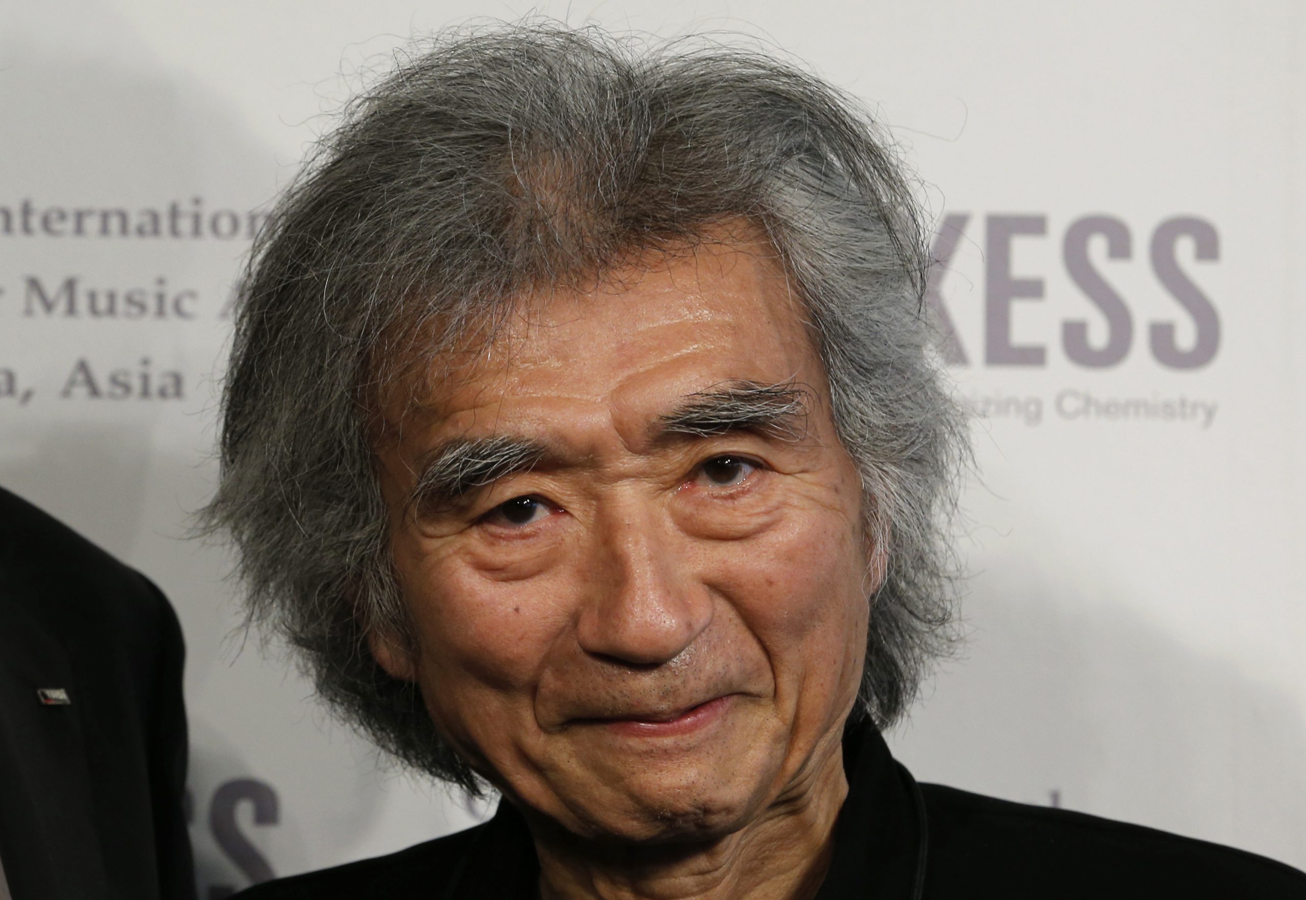 Der ehemalige Dirigent des Boston Symphony Orchestra, Seiji Ozawa, posiert während einer Pressekonferenz in Tokio am 3. April 2013 für Fotografen.