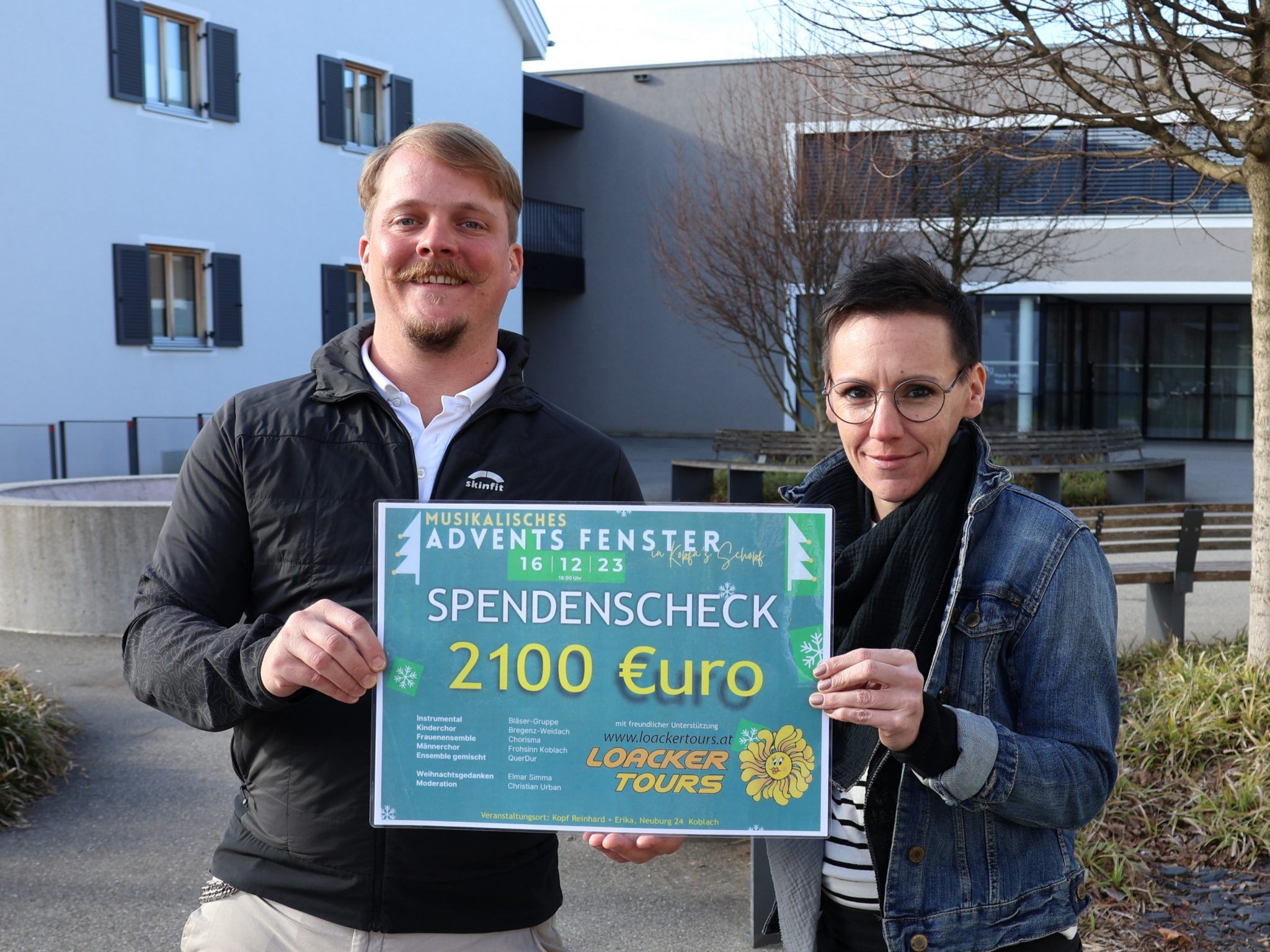 Männerchor-Vizeobmann Johannes Tschohl mit MoHi amKumma-Gesamtleiterin Michaela Müller Männerchor-Vizeobmann Johannes Tschohl mit MoHi amKumma-Gesamtleiterin Michaela Müller