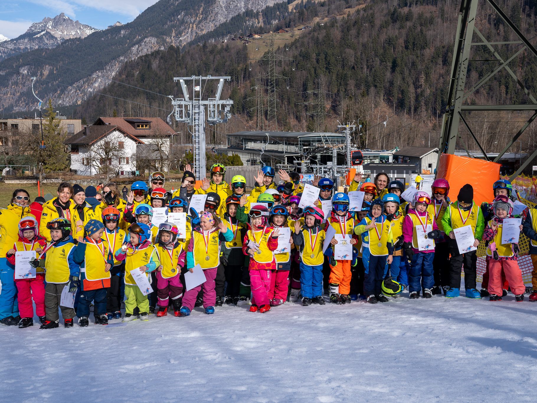 Vier tolle Schikurstage verbrachten die Pistenflöhe mit Trainerteam am Golm Vier tolle Schikurstage verbrachten die Pistenflöhe mit Trainerteam am Golm