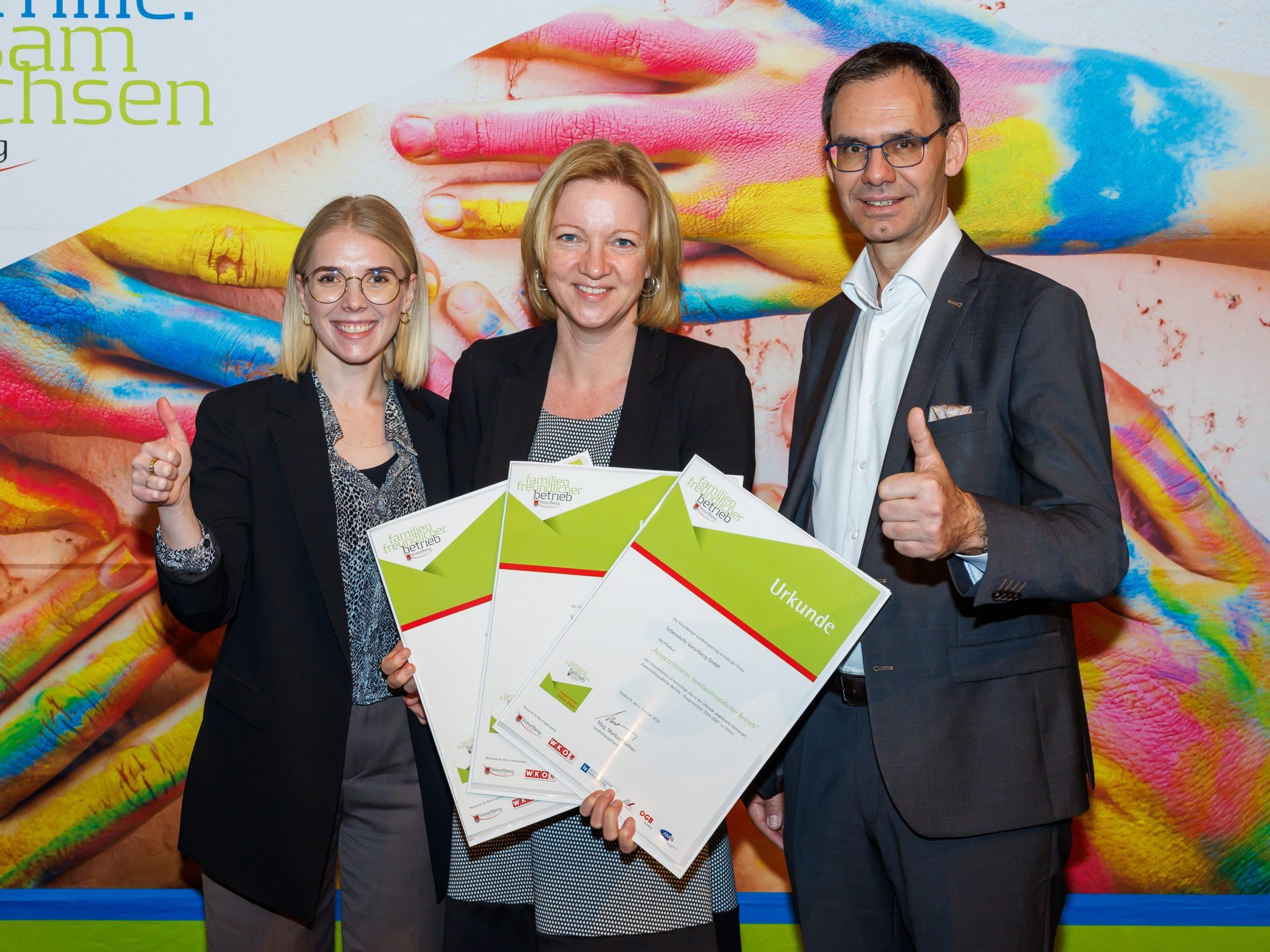 Iris Gsell (Personalreferentin) und Linda Watzke (Leiterin Personalmanagement) nahmen die Auszeichnung für die Lebenshilfe GmbH, den Sunnahof und das IAZ von Landeshauptmann Markus Wallner entgegen. Iris Gsell (Personalreferentin) und Linda Watzke (Leiterin Personalmanagement) nahmen die Auszeichnung für die Lebenshilfe GmbH, den Sunnahof und das IAZ von Landeshauptmann Markus Wallner entgegen.