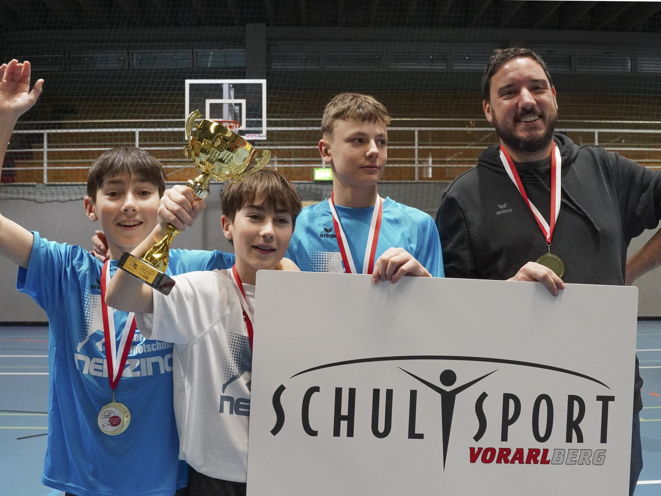 Lukas Sönser, Andreas Sönser und Max Grabher mit ihrem Betreuer Mathias Österle freuten sich ebenso über den Landesmeistertitel.