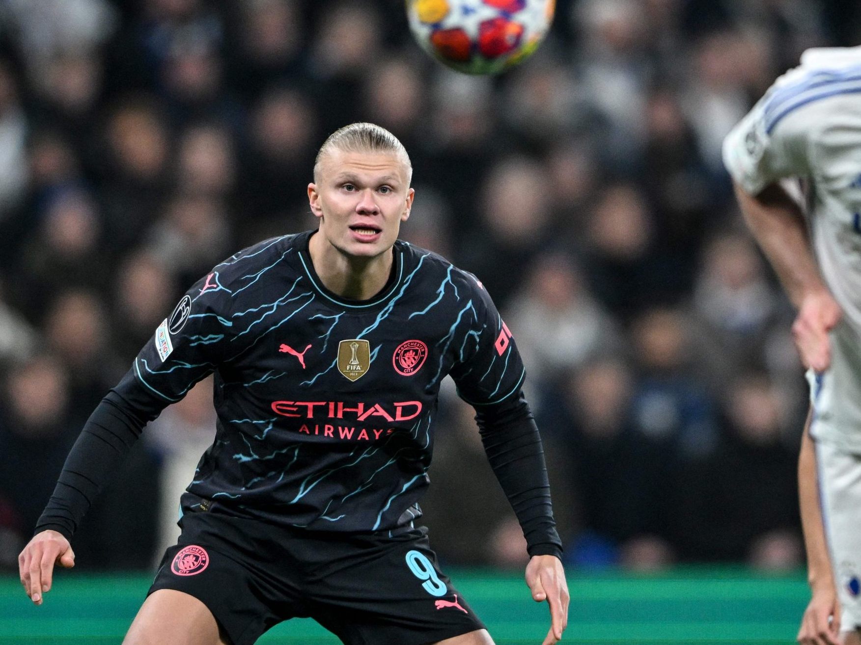 Erling Haaland (l.) soll Man City wider zum CL-Titel schießen. Erling Haaland (l.) soll Man City wider zum CL-Titel schießen.