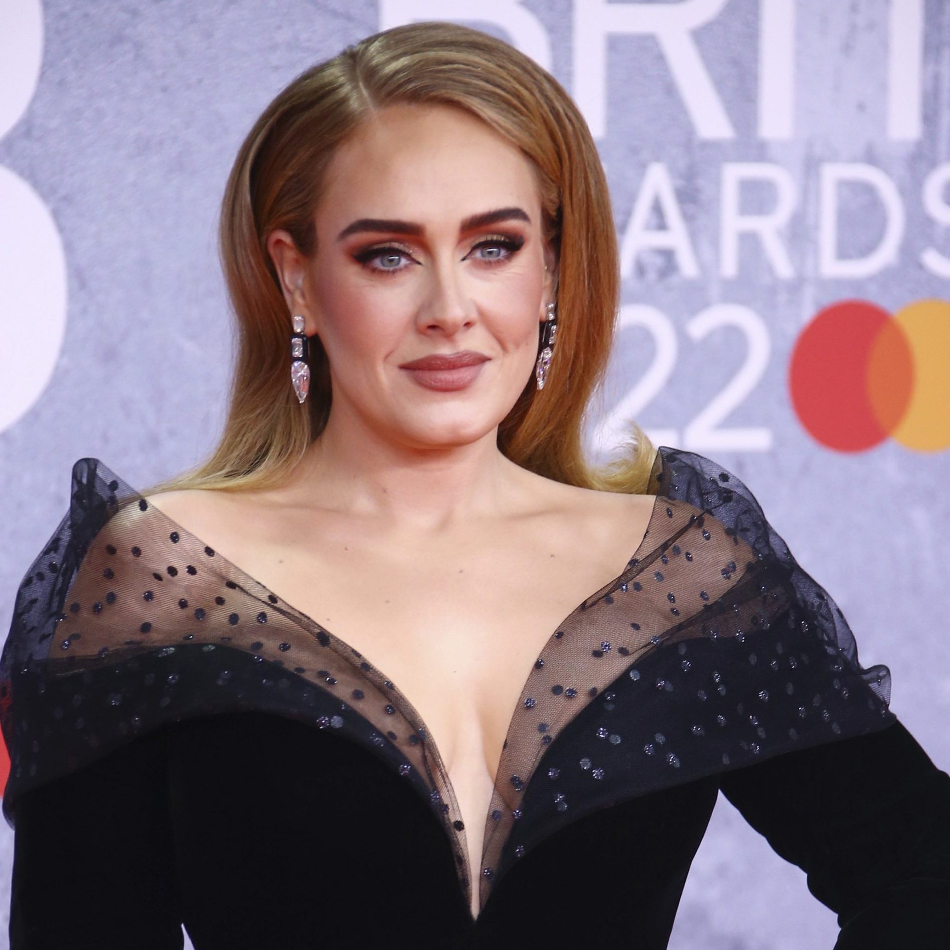 Pop-Sängerin Adele sagt ihre Auftritte in Las Vegas wegen einer Krankheit ab.