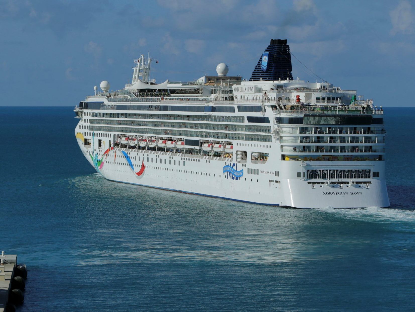 Die "Norwegian Dawn" 2013 vor Bermuda. Die "Norwegian Dawn" 2013 vor Bermuda.