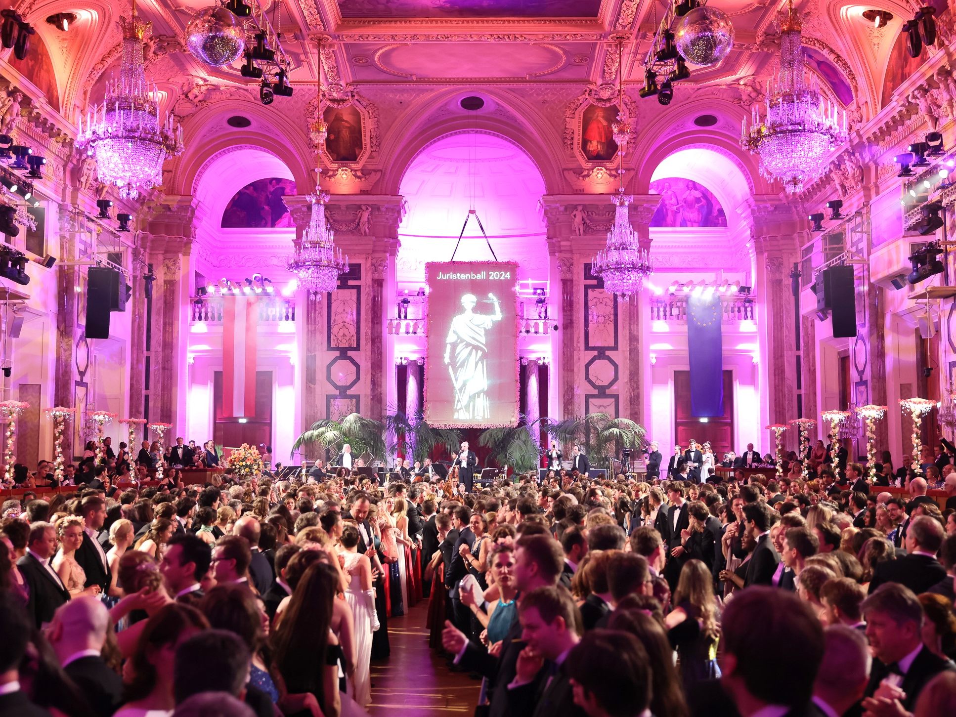 Der Juristenball 2024 fand am Samstag in der Hofburg in Wien statt. Der Juristenball 2024 fand am Samstag in der Hofburg in Wien statt.