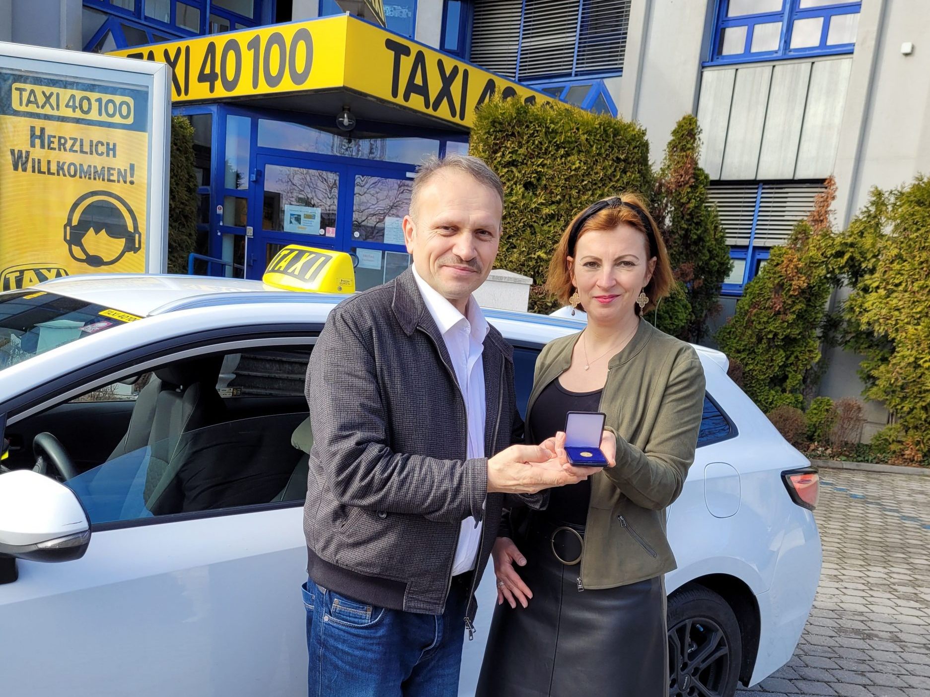 Taxi 40100 gibt einem ehrlichem Taxilenker einen "Finderlohn".