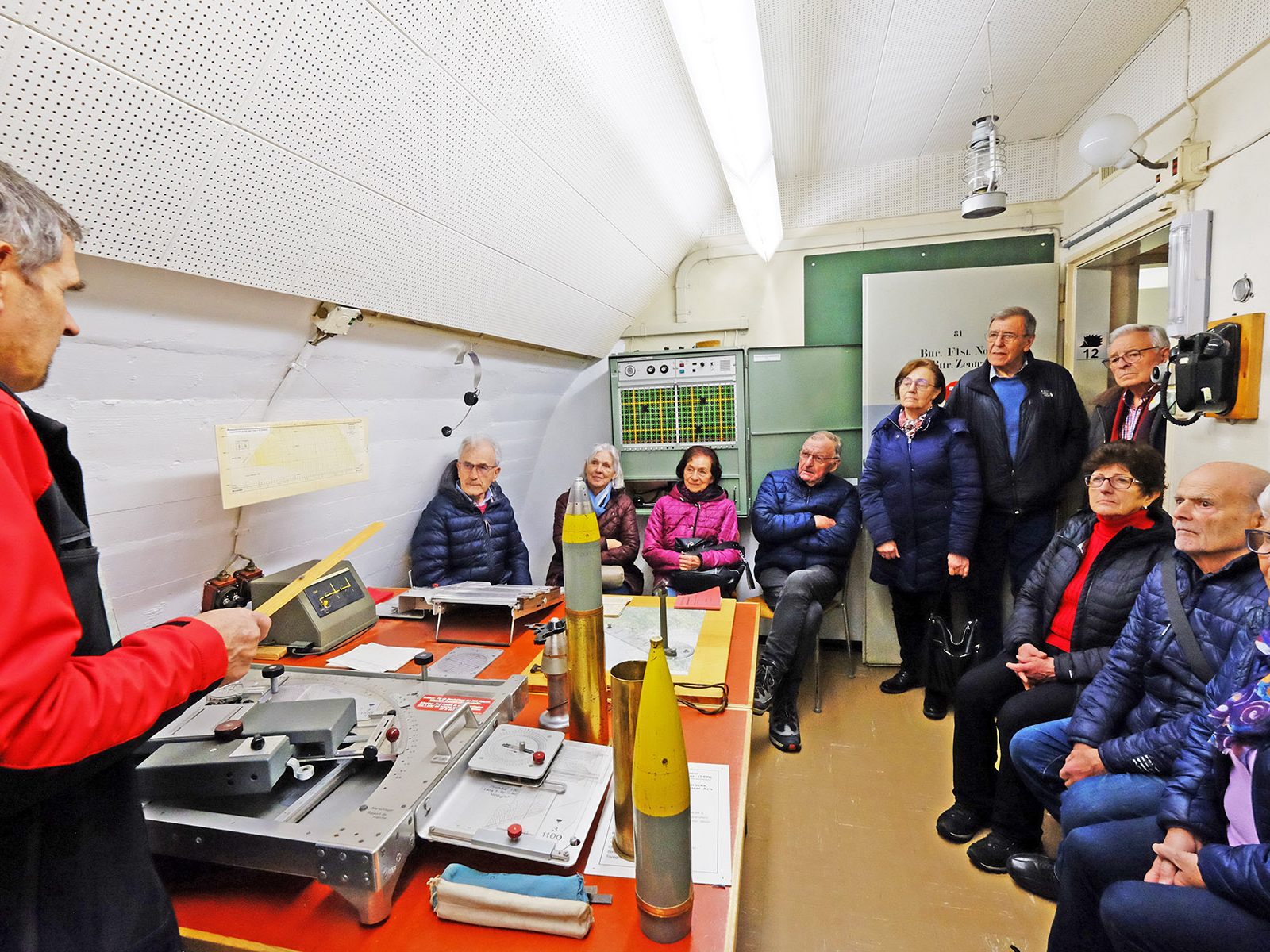 Mitglieder der Ortsgruppe Dornbirn in der Feuerleitzentrale der Festung Heldsberg.