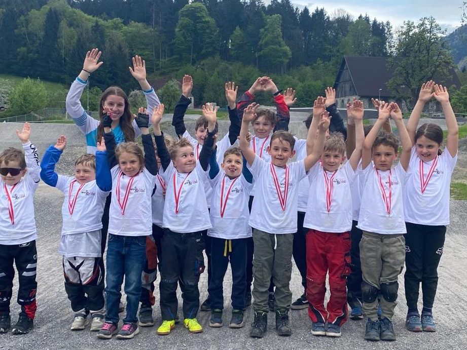 Die Absolventen der BMX-School hatten sichtlich Spaß mit Trainerin Hannah Muther