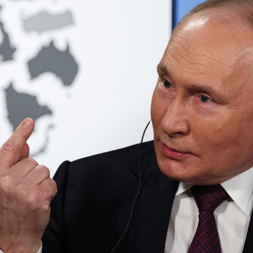 Christoph Heusgen (l.), Leiter der Münchner Sicherheitskonferenz, traut Putin (r.) einen Angriff auf ein NATO-Land durchaus zu.