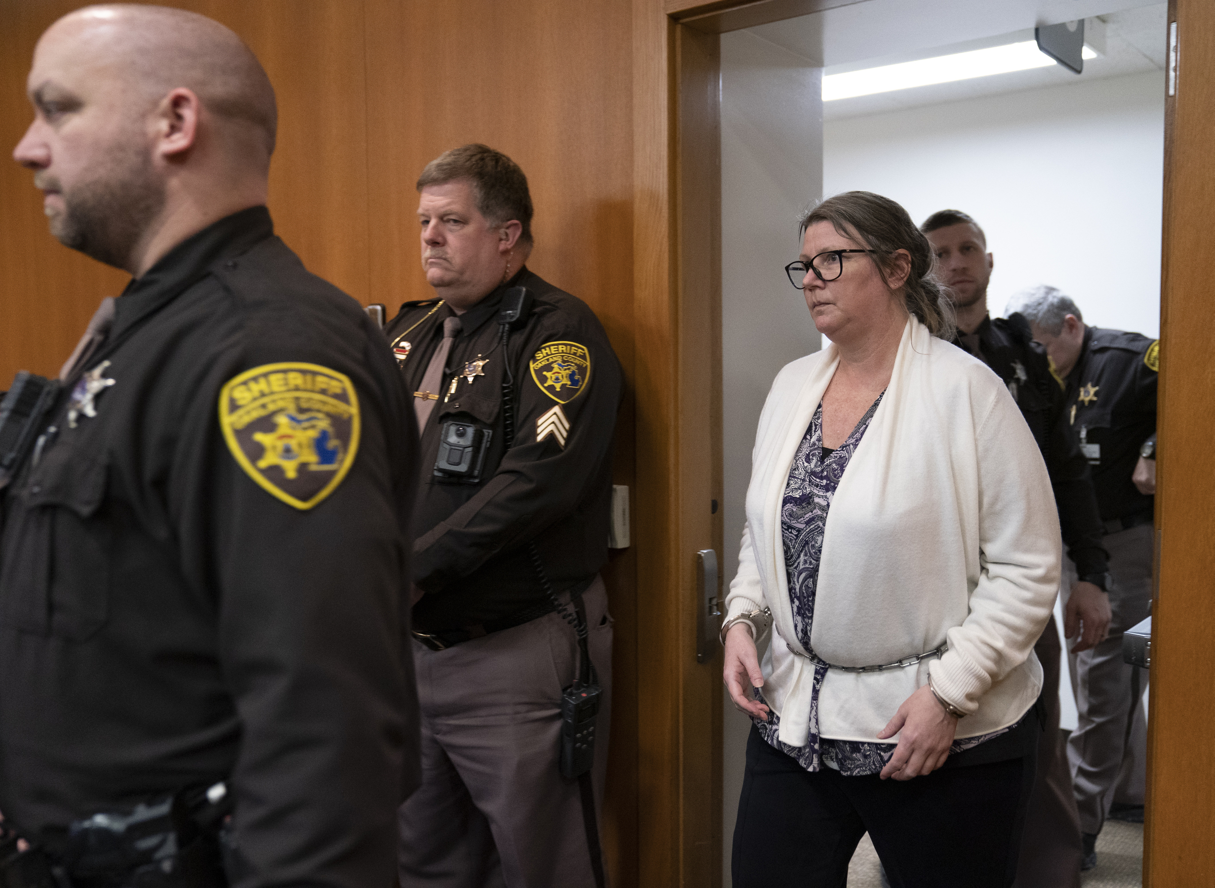 Jennifer Crumbley betritt den Gerichtssaal von Richterin Cheryl Matthews im Bezirk Oakland, bevor sie am Dienstag, den 6. Februar 2024, in Pontiac, Michigan, wegen vier Fällen von fahrlässiger Tötung für schuldig befunden wurde. 