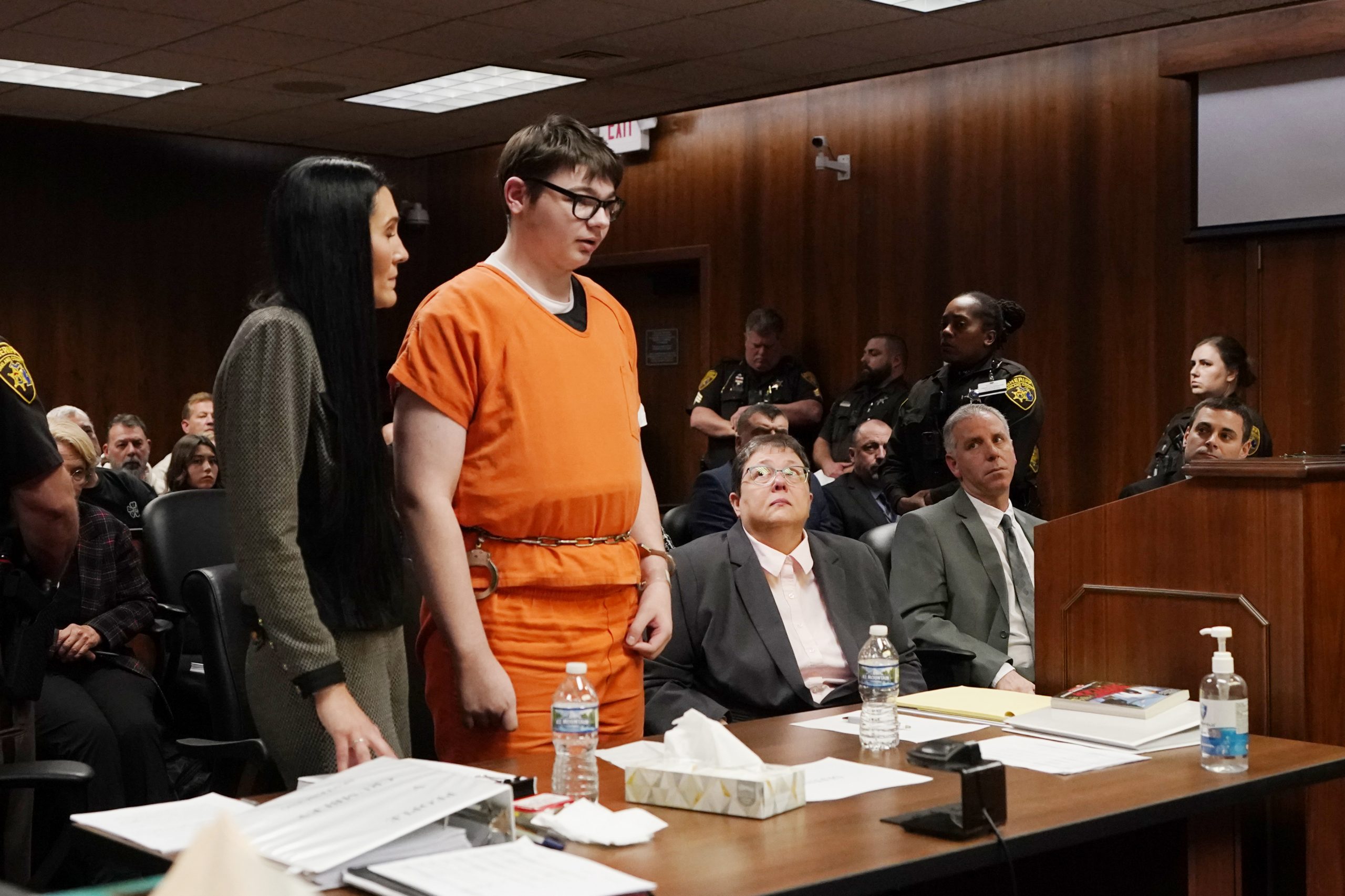Ethan Crumbley steht auf und richtet sich an das Gericht, bevor er am Freitag, dem 8. Dezember 2023, in Pontiac, Michigan, verurteilt wird. 