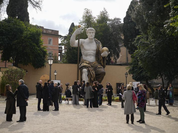 Die 13 Meter hohe Statue überblickt nun die italienische Hauptstadt Rom.