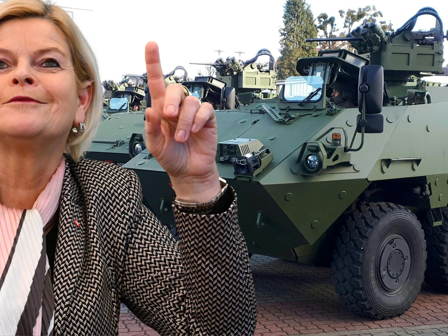 Verteidigungsministerin Tanner (l.) schließt offenbar Ankauf von 225 Exemplaren des Radpanzers "Pandur Evolution" in Kürze ab.