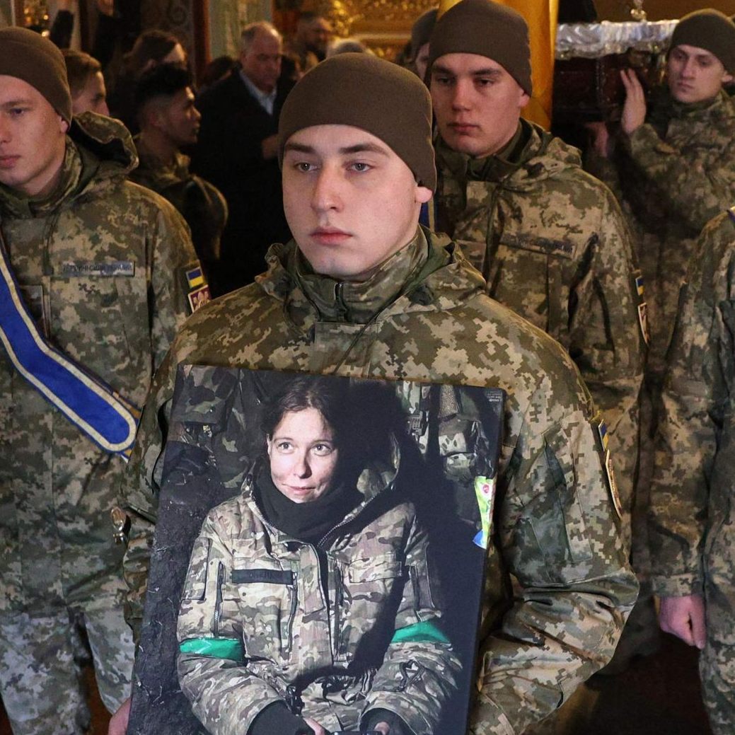 Ukrainische Soldaten tragen das Porträt und den Sarg der deutschen Staatsbürgerin Diana Wagner,