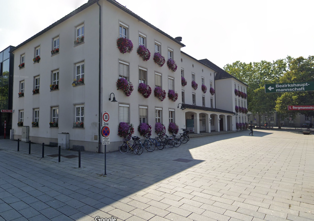 Der neue Automat befindet sich neben dem Rathauseingang an der Bergmannstraße Der neue Automat befindet sich neben dem Rathauseingang an der Bergmannstraße