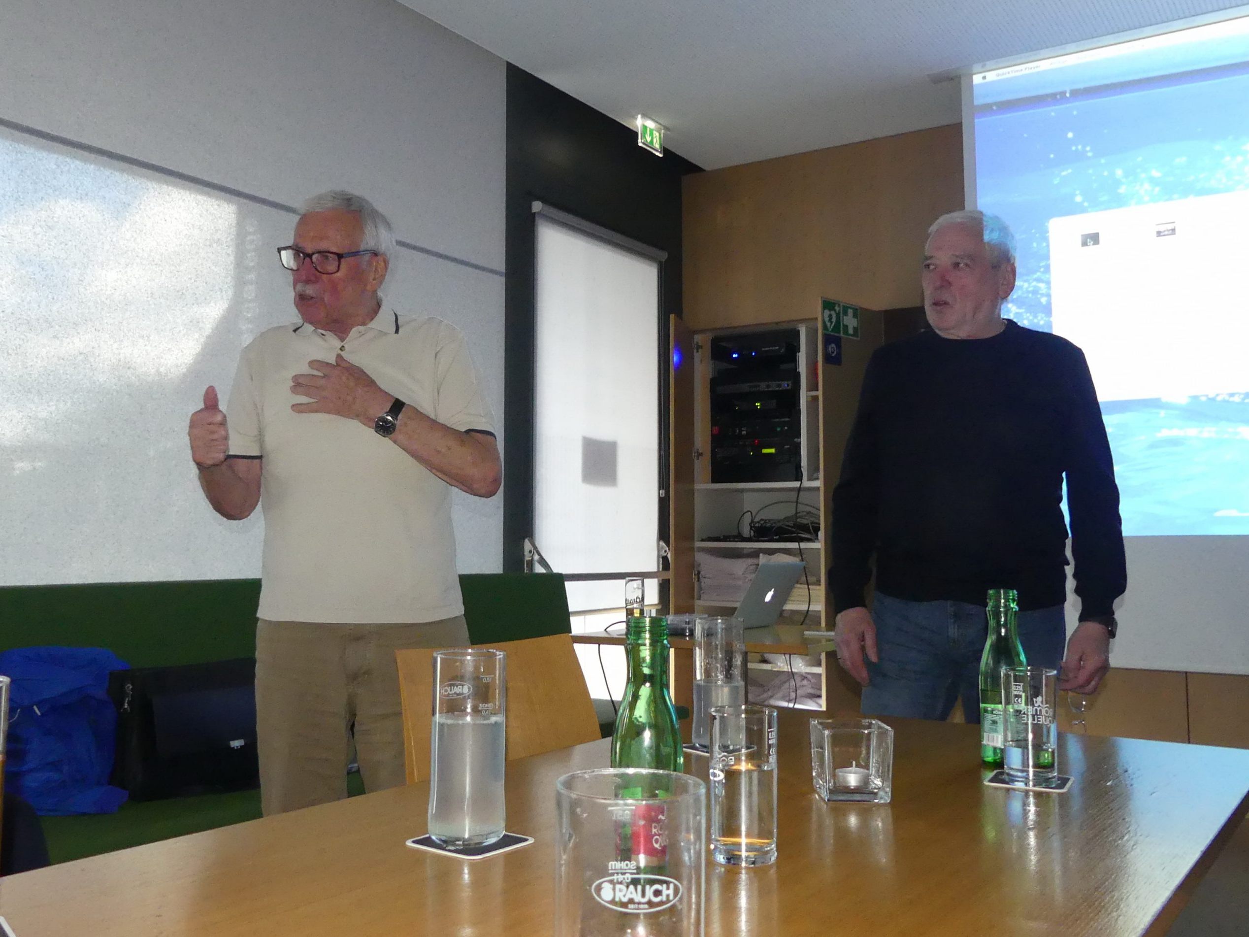 Der Vortragende mit Obmann Walter Ellensohn. Der Vortragende mit Obmann Walter Ellensohn.