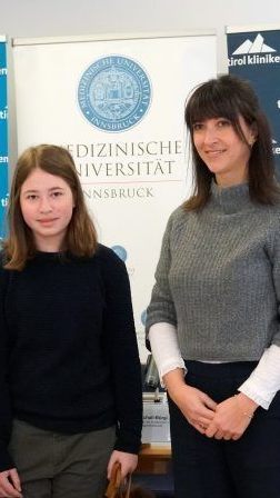 Sabine Scholl-Bürgi, Emilia und Teresa Ölz sowie Johannes Zschocke (v. l.), Direktor des Instituts für Humangenetik an der Uniklinik Innsbruck.