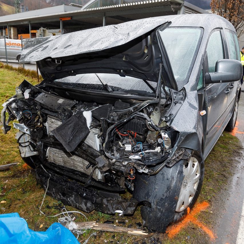 Frontal gegen Hauswand gefahren
