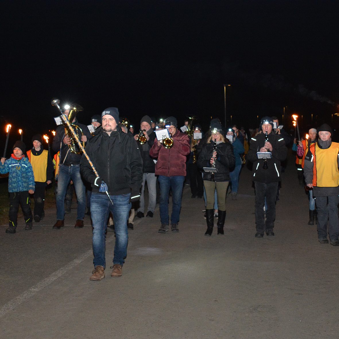 Mit einem Fackelzug wird das Funkenabbrennen eingeleitet.