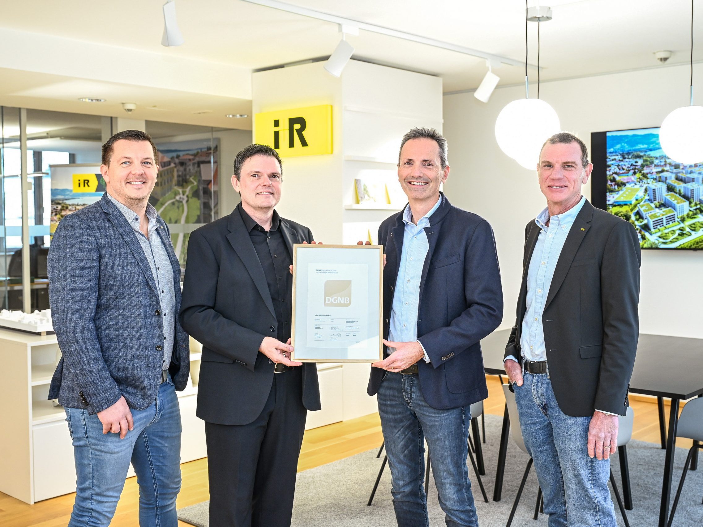 Freuen sich über die Auszeichnung in Gold für das Vierlinden-Quartier: Stefan Hämmerle (Projektleitung Vierlinden-Quartier), Karlheinz Bayer (Geschäftsführer i+R Wohnbau Lindau) und Andreas Deuring (Leitung Projektentwicklung) mit Ralf Pimiskern (2. v. l.; DGNB, Abteilungsleiter Zertifizierung).