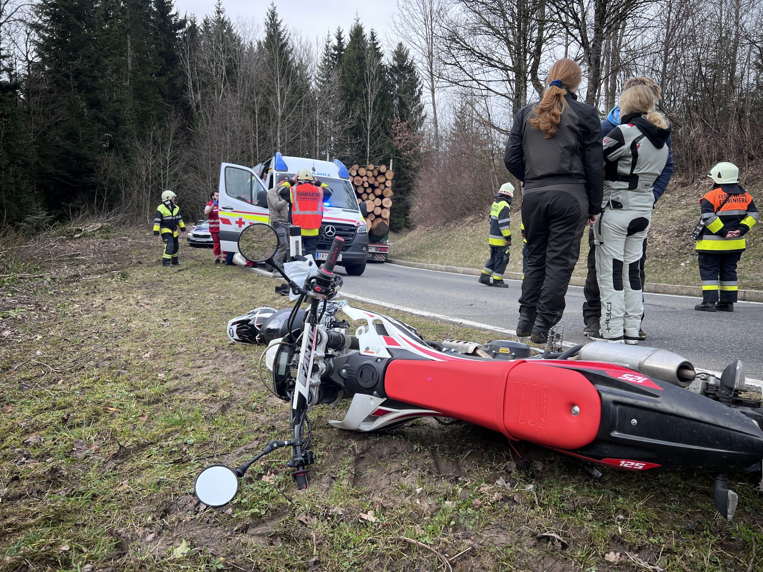 Ein 17-Jähriger verlor auf der L11 Eichenberger Straße die Kontrolle über sein Motorrad.