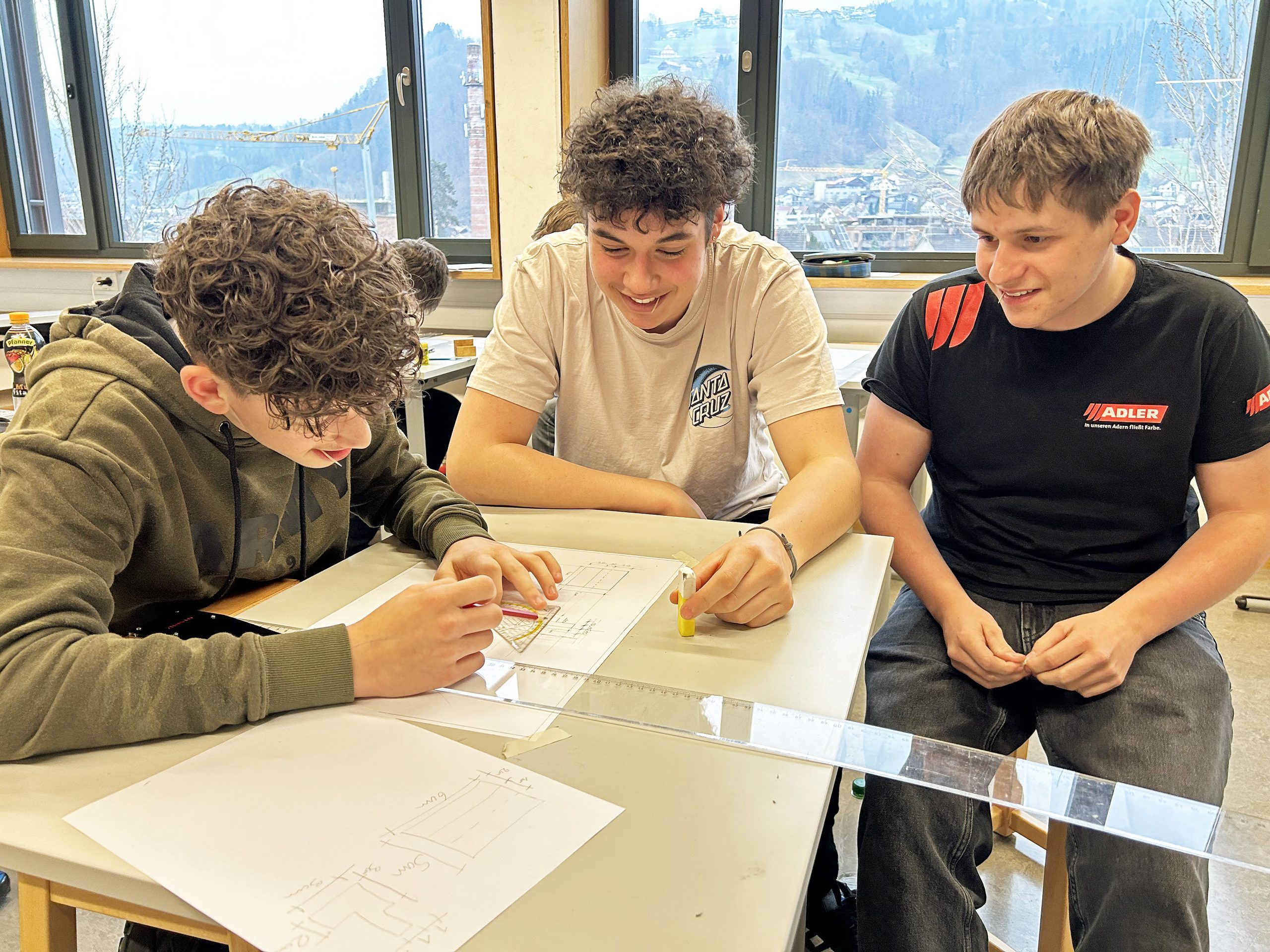 Die Schüler des Fachbereichs „Handwerk Plus“ konnten den Unterricht an der Landesberufsschule Dornbirn 1 (LBSDO1) für ein paar Stunden live miterleben. Die Schüler des Fachbereichs „Handwerk Plus“ konnten den Unterricht an der Landesberufsschule Dornbirn 1 (LBSDO1) für ein paar Stunden live miterleben.