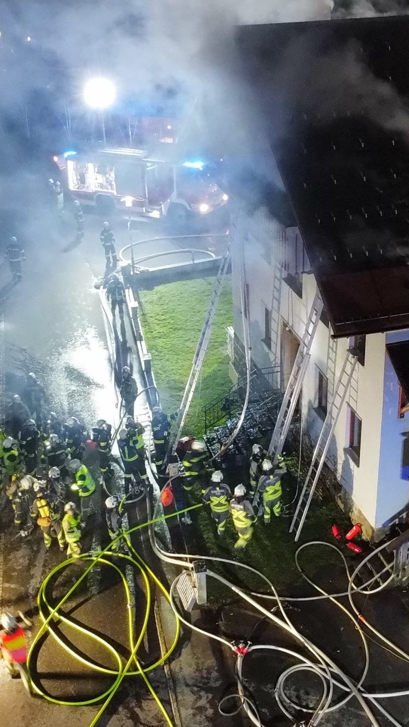 Großeinsatz der Feuerwehr: Zahlreiche Leitern sind aufgestellt, um den Brand besser erreichen zu können.
