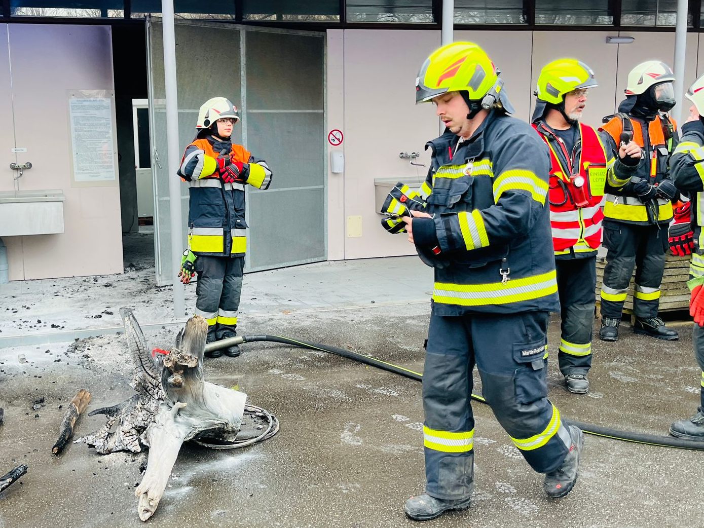 Das brennende Schwemmholz konnte rasch gelöscht werden. Das brennende Schwemmholz konnte rasch gelöscht werden.