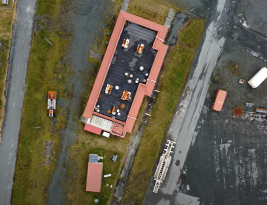 Der McDonald's in Alaska von oben betrachtet. Der McDonald's in Alaska von oben betrachtet.
