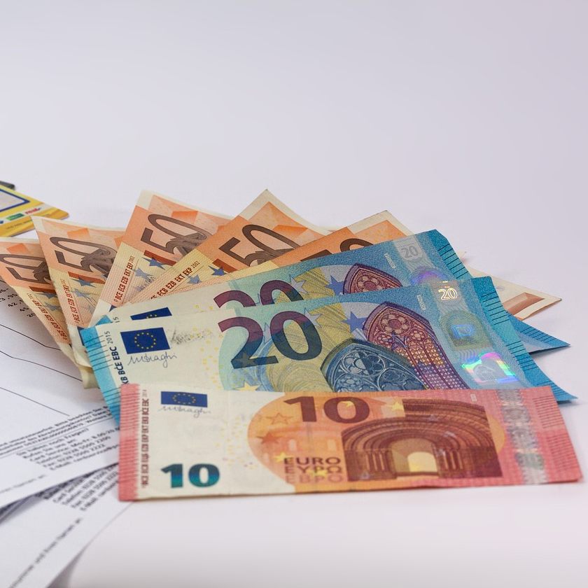 Sofortüberweisungen in Euro kosten ab 2025 nicht mehr extra.