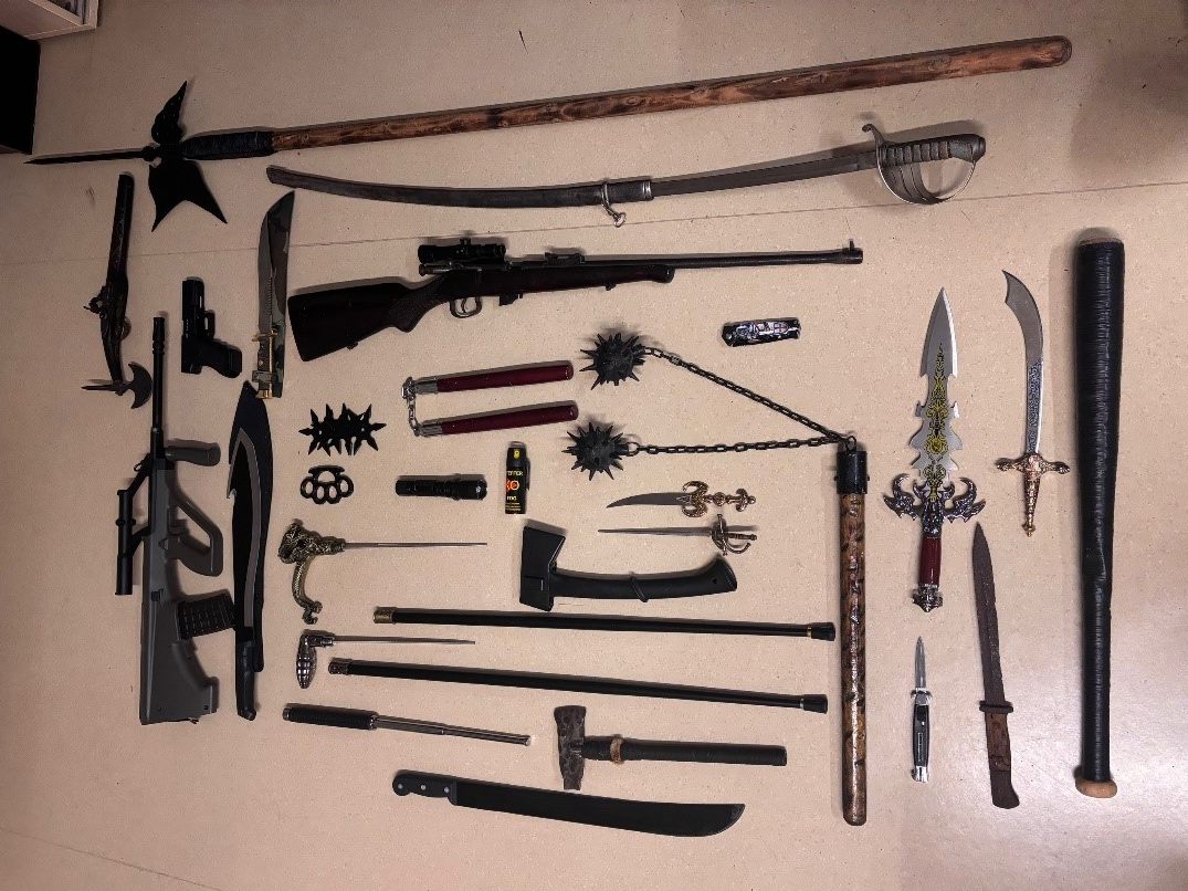 Der Mann hatte trotz Waffenverbot zahlreiche Waffen. Der Mann hatte trotz Waffenverbot zahlreiche Waffen.