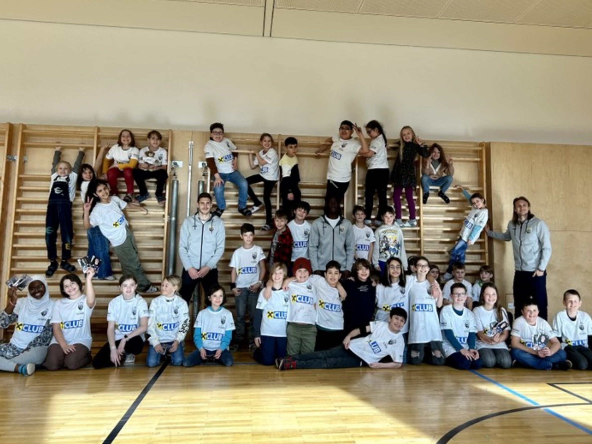 Die Röthner Volksschüler freuten sich über den Besuch der SCR Altach-Spieler. Die Röthner Volksschüler freuten sich über den Besuch der SCR Altach-Spieler.
