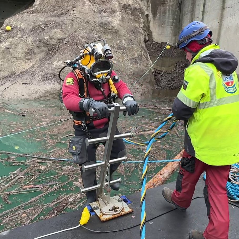 Im Stausee Raggal sind ganz spezielle Taucher im Einsatz.