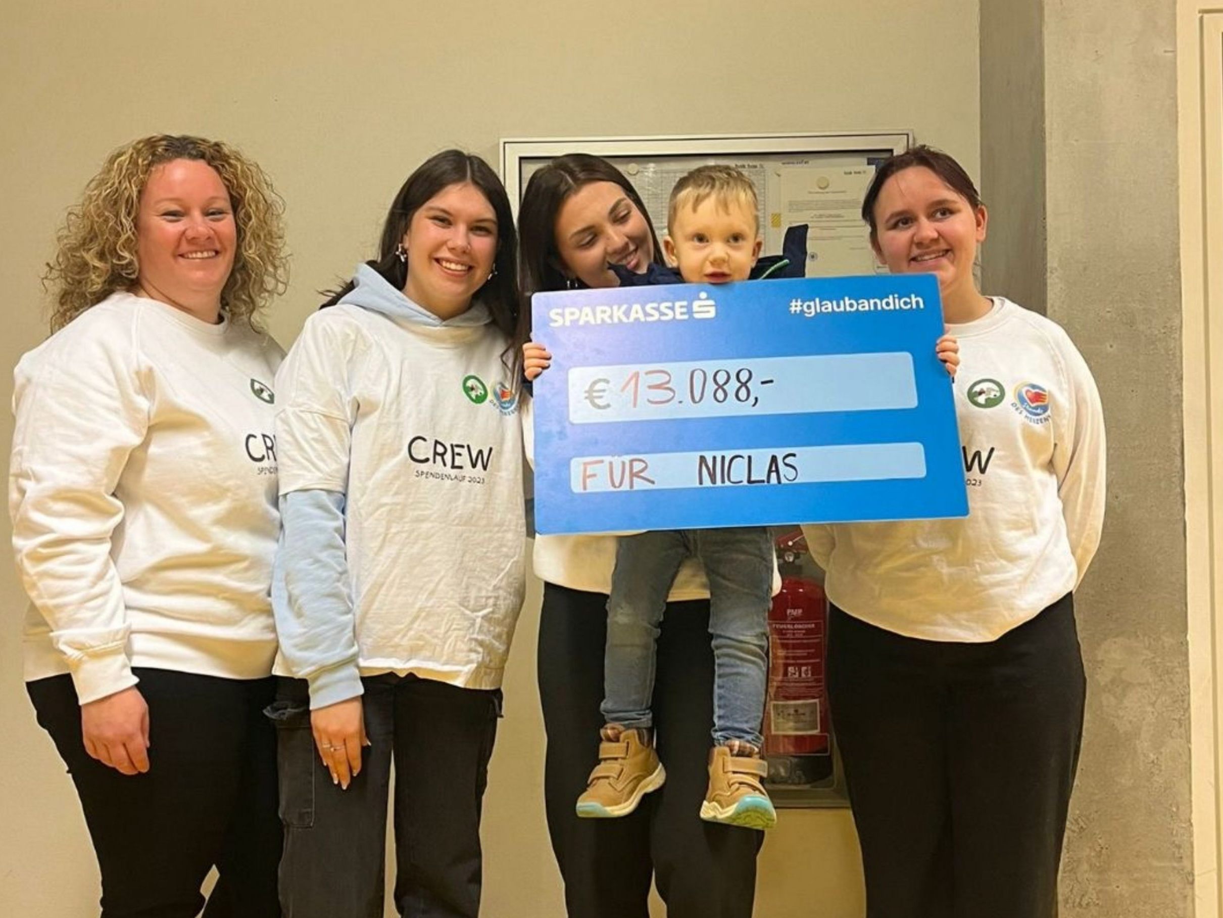 Das Maturaprojekt der vier HAK-Schüler brachte eine tolle Spende für Niclas aus Götzis