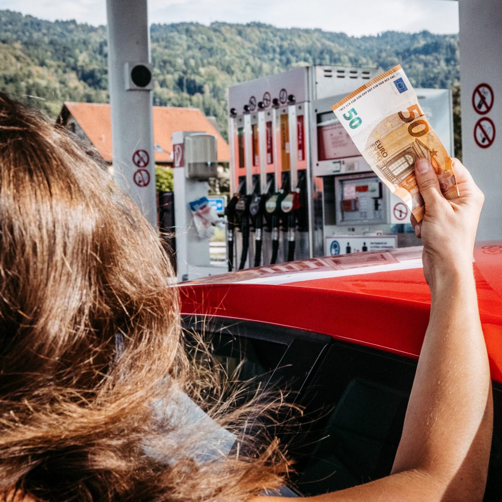 Am Karfreitag müssen Autofahrer für einen vollen Tank tief in die Taschen greifen. (Symbolbild)