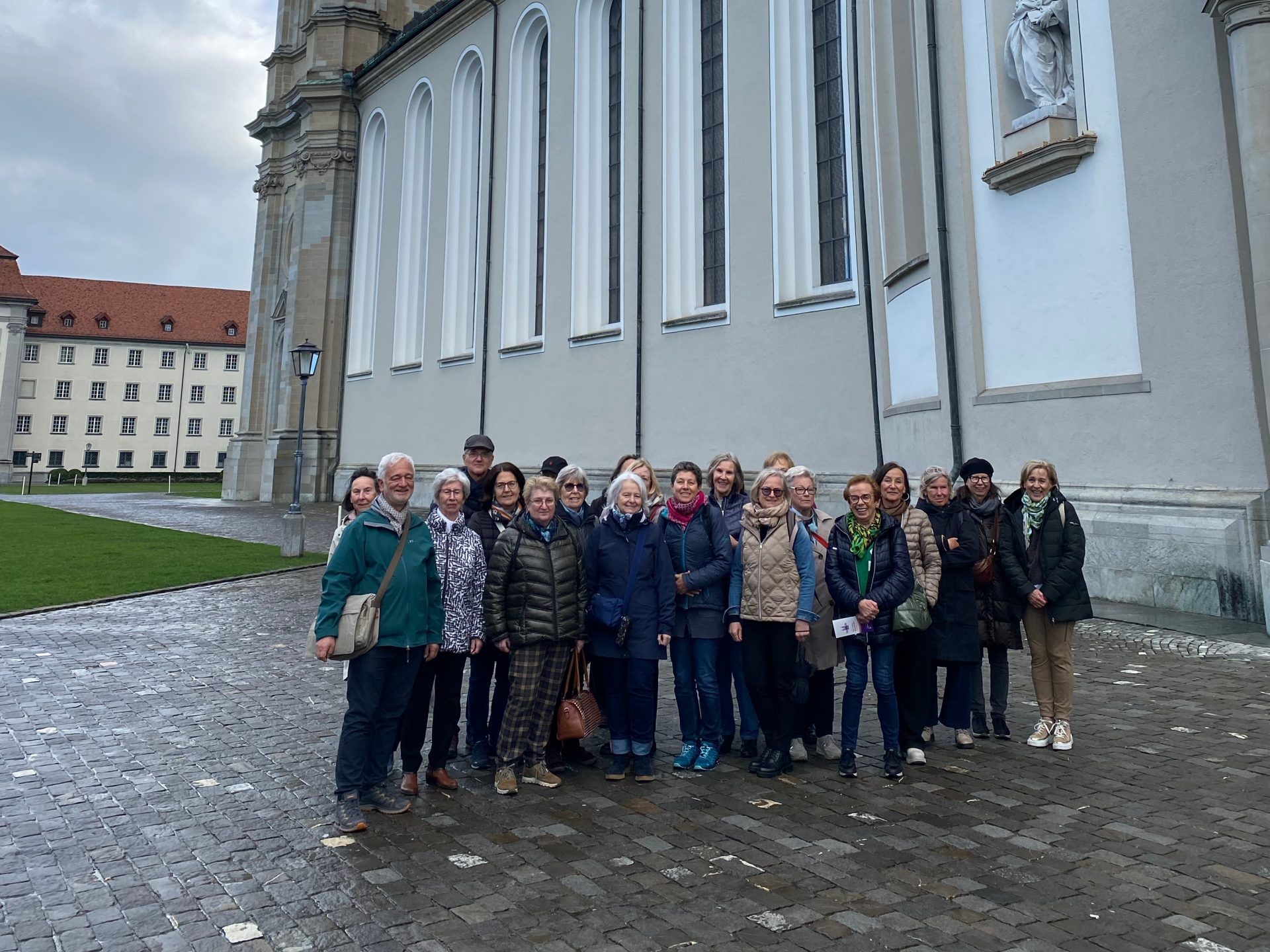 Abschluss des Kulturausflugs vor der Kathedrale im Stiftsbezirk St. Gallen Abschluss des Kulturausflugs vor der Kathedrale im Stiftsbezirk St. Gallen